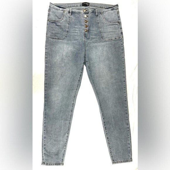 Fashion Nova Light Blue Wash Straight Leg Blue Jeans Plus Sz 22 5 Button Closure - Picture 1 of 12